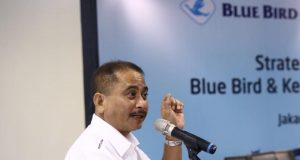 Menpar Turun Langsung Melatih Pengemudi Blue Bird