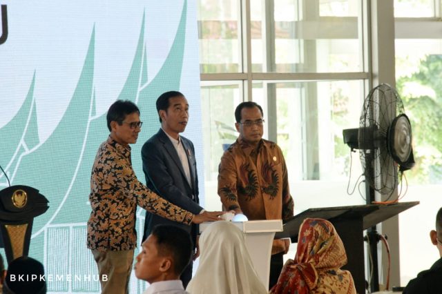 RESMIKAN KERETA API BANDARA INTERNASIONAL MINANGKABAU, PRESIDEN RI JOKO WIDODO DORONG MASYARAKAT GUNAKAN TRANSPORTASI MASSAL