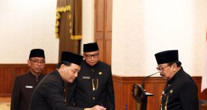 Pakde Karwo Lantik Jumadi Sebagai Pj. Sekdaprov Jatim