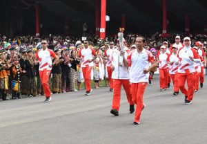 Kirab Obor Asian Games 2018 Meriahkan Upacara Penurunan Sang Merah Putih di Istana Merdeka