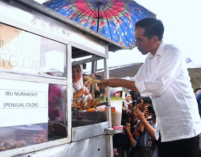 Saat Presiden Jajan Pempek hingga Cilok Goreng Hasil Binaan PNM Mekaar