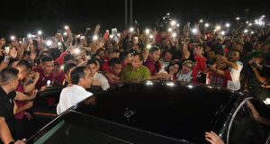 Antuasias Bertemu Presiden, Masyarakat Manado Cegat Mobil Kepresidenan di Jalan