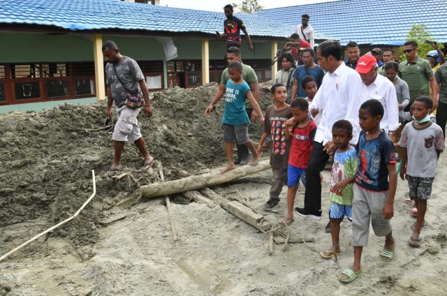 Saat Anak-anak Jayapura Minta ke Presiden Agar Sekolahnya Dibetulkan Pasca Banjir