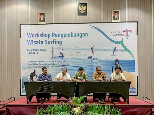 Kemenpar Kembangkan Potensi Wisata Selancar di Cilacap