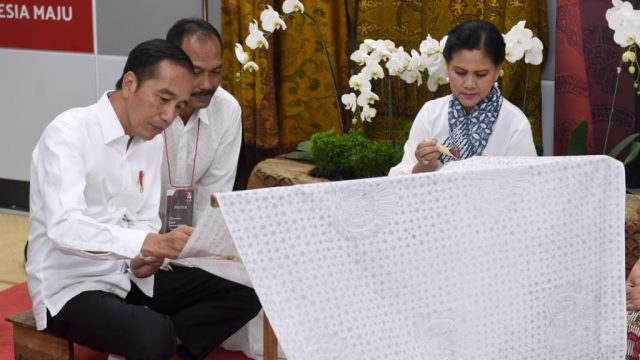 Presiden Jokowi dan Ibu Negara Membatik Garuda Nusantara