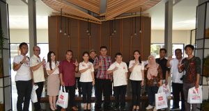 HARI PELANGGAN PENUH KEJUTAN, OHM BAGI TIKET PESAWAT GRATIS UNTUK TAMU KE 1,5 JUTA DI GRAND CORDELA HOTEL HINGGA LAYANAN CHECK-IN DARI DIREKSI DAN HOTEL OWNER