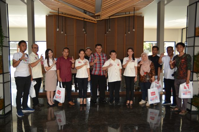 HARI PELANGGAN PENUH KEJUTAN, OHM BAGI TIKET PESAWAT GRATIS UNTUK TAMU KE 1,5 JUTA DI GRAND CORDELA HOTEL HINGGA LAYANAN CHECK-IN DARI DIREKSI DAN HOTEL OWNER