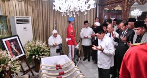 Presiden Jokowi Bertakziah ke Rumah Duka B.J. Habibie