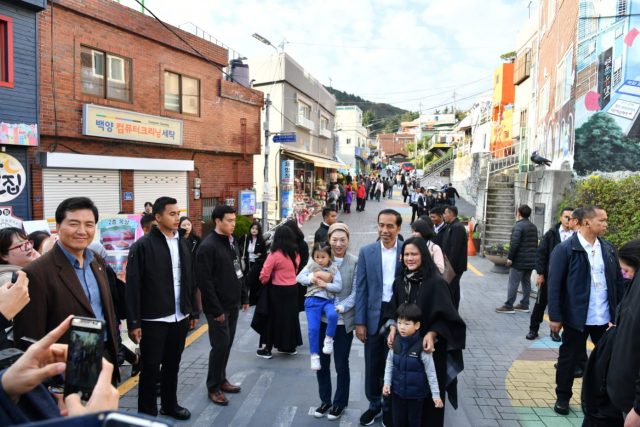 Kunjungi Desa Budaya Gamcheon di Busan, Presiden Jokowi: Bisa Jadi Inspirasi