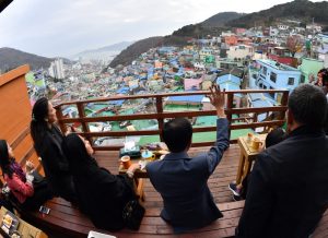 Kunjungi Desa Budaya Gamcheon di Busan, Presiden Jokowi: Bisa Jadi Inspirasi