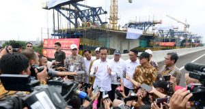 Presiden Jokowi Tinjau Pembangunan LRT Jabodebek dan Kereta Cepat Jakarta-Bandung