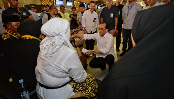 Menhub Temui Calon Jamaah Umroh di Bandara Internasional Soekarno-Hatta yang terdampak penangguhan sementara akses masuk Warga Negara Asing ke Arab Saudi