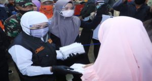 Bagikan Masker dari Presiden ke Pedagang Pasar di Surabaya, Gubernur Jatim : Efektif Cegah Penularan Hingga 60 Persen halo indonesia