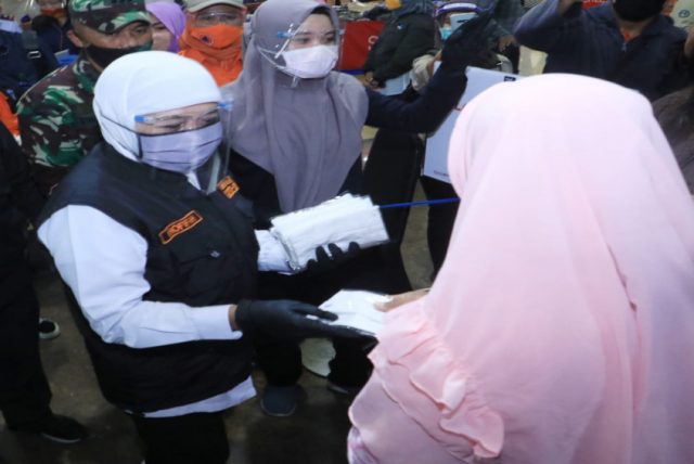 Bagikan Masker dari Presiden ke Pedagang Pasar di Surabaya, Gubernur Jatim : Efektif Cegah Penularan Hingga 60 Persen halo indonesia