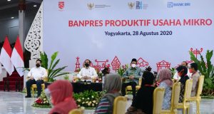 Presiden Jokowi Serahkan Banpres Produktif Usaha Mikro untuk para Pelaku Usaha