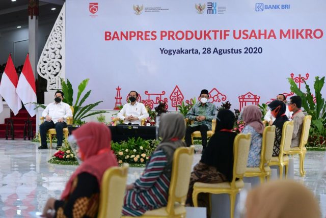 Presiden Jokowi Serahkan Banpres Produktif Usaha Mikro untuk para Pelaku Usaha