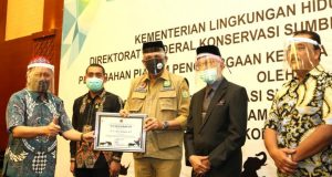 Plt Gubernur Terima Penghargaan Peduli Satwa Liar dari Kementrian Lingkungan Hidup