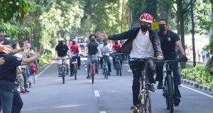 Saat Presiden Gowes dan Bagikan Masker di Kebun Raya Bogor