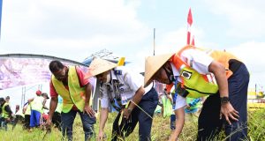 Kemenhub Lakukan Padat Karya Libatkan 300 Warga Sekitar Bandar Udara Tebelian Sintang