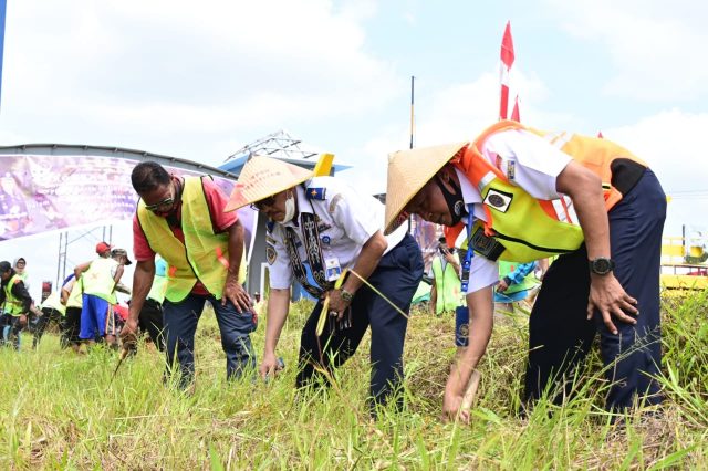 Kemenhub Lakukan Padat Karya Libatkan 300 Warga Sekitar Bandar Udara Tebelian Sintang