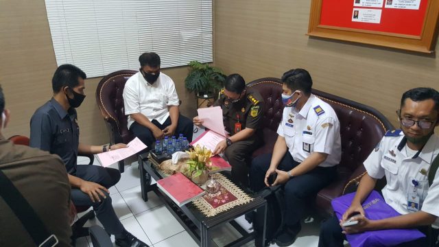 Kemenhub Serahkan Berkas Dan Tersangka Pemalsuan Id Pass Bandara Ke Kejaksaan Negeri Sidoarjo