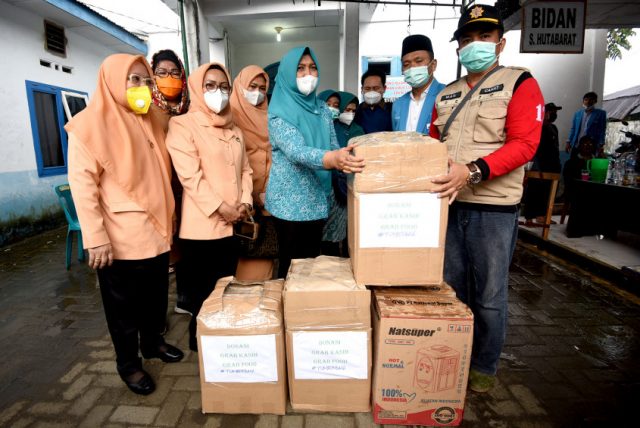 Ketua TP PKK Sumut Terima dan Serahkan Bantuan bagi Korban Banjir