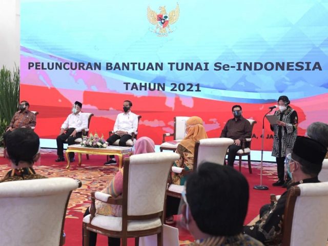 Presiden Minta Menteri dan Gubernur Kawal Proses Penyaluran Bansos