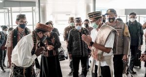 Tiba di Labuan Bajo, Menparekraf Cek Penerapan Protokol Kesehatan di Bandara