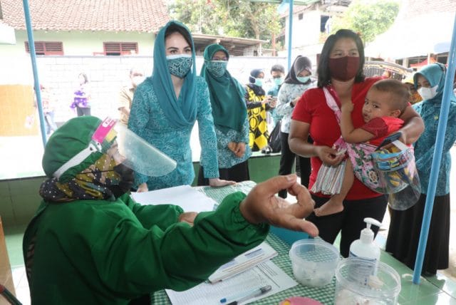 Ketua TP PKK Jatim Apresiasi Penerapan Prokes Posyandu di Kediri