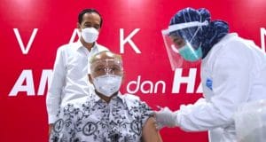 Presiden Tinjau Vaksinasi Massal Tenaga Pendidik dan Kependidikan di SMAN 70 Jakarta