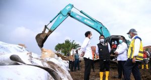 Presiden Tinjau Tanggul Citarum yang Jebol di Kabupaten Bekasi