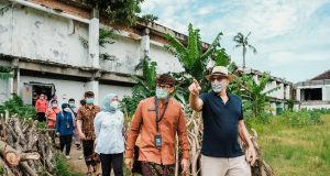 Menparekraf Tinjau Lokasi Vaccine Drive Thru di Bali