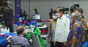 Presiden Tinjau Vaksinasi Massal Awak Media di Senayan