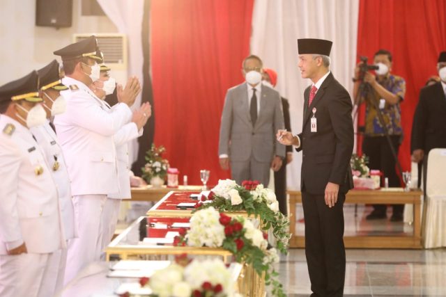 Lantik Bupati/Wali Kota, Ganjar Ingatkan Pesan Soekarno: Kekuasaan Hanya Milik Rakyat