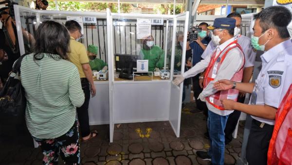 Menhub Tinjau Pelayanan GeNose di Stasiun Bandung