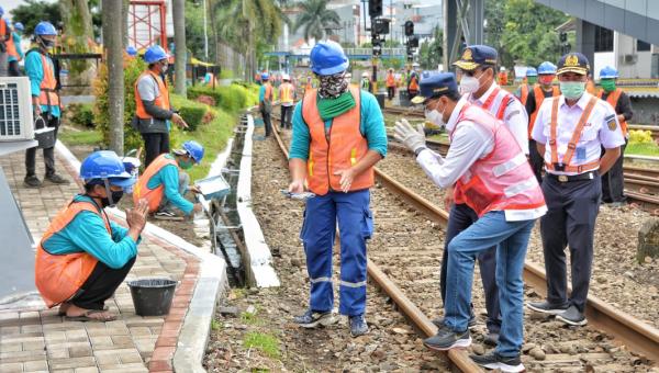 Menhub Tinjau Program Padat Karya Sektor Perkeretaapian di Jawa Barat