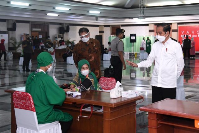 Presiden Tinjau Vaksinasi Massal Bagi Pelayan Publik di Jateng