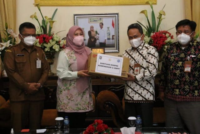 Kemendagri Salurkan Bantuan Bagi Masyarakat di Kabupaten Pandeglang