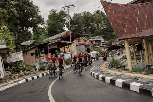 Nikmati Keindahan Danau Toba, Menparekraf Jajal Jalur Sepeda Tour de Samosir