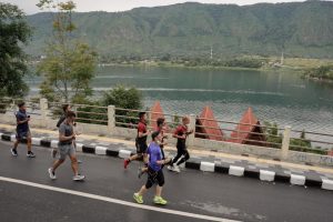 Nikmati Keindahan Danau Toba, Menparekraf Jajal Jalur Sepeda Tour de Samosir