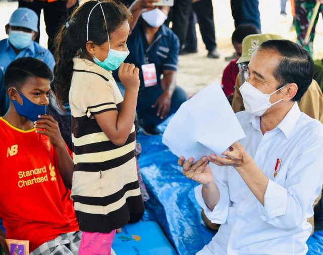 Presiden Joko Widodo Tinjau Posko Pengungsi di Kabupaten Lembata, NTT