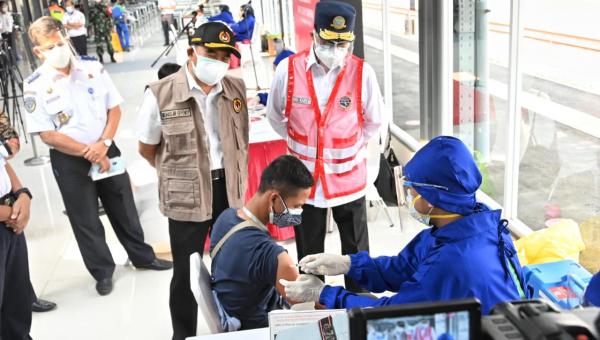 Menhub Bersama Menko PMK Tinjau Pelaksanaan Vaksinasi di Stasiun KRL Jakarta Kota