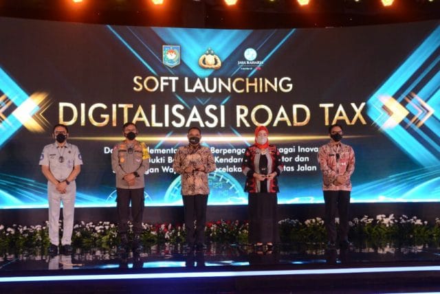 Digitalisasi Pajak Kendaraan, Kemendagri Luncurkan Stiker Hologram Road Tax