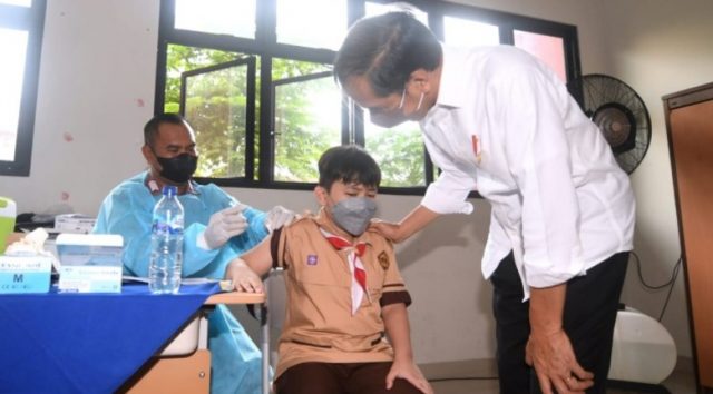 Tinjau Vaksinasi Anak Usia 6-11 Tahun, Presiden Harap Anak Terlindungi Covid-19