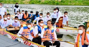 Naik Perahu Naga, Presiden Jokowi Resmikan Bendungan Ladongi di Kolaka Timur