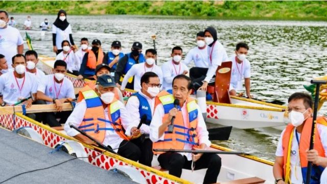 Naik Perahu Naga, Presiden Jokowi Resmikan Bendungan Ladongi di Kolaka Timur