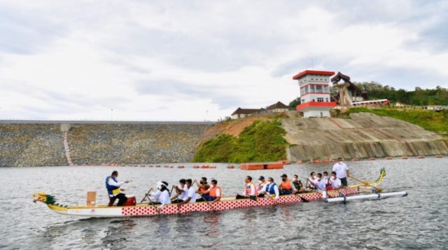 Saat Presiden Dayung Perahu Naga Bersama para Menteri