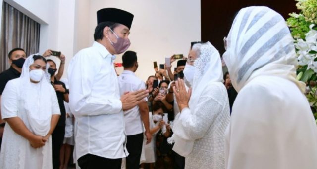 Presiden Jokowi Takziah ke Rumah Duka Almarhum Arifin Panigoro