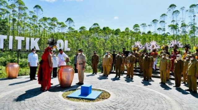 Tiba di Titik Nol Kilometer IKN, Presiden Satukan Tanah dan Air Nusantara