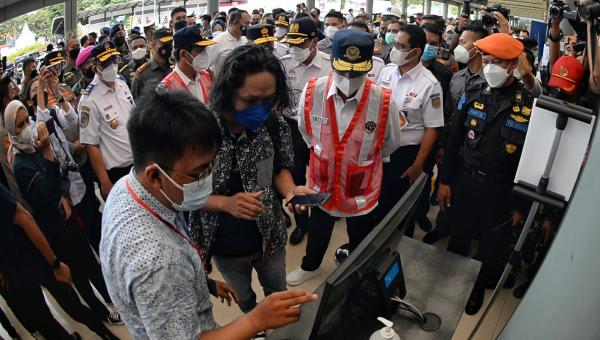 Tinjau Arus Mudik Stasiun Pasar Senen “Hindari Penumpukan, Menhub Imbau Penumpang Perhatikan Jadwal Keberangkatan Kereta”